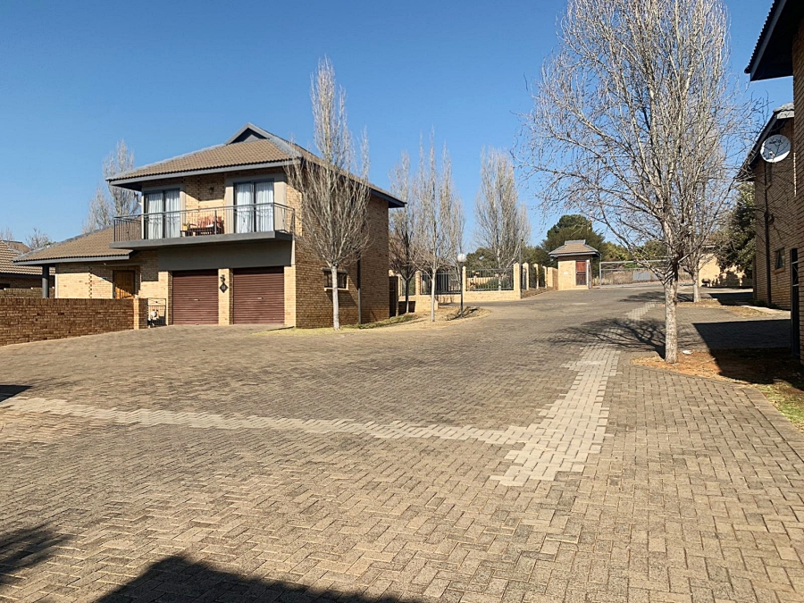 To Let 3 Bedroom Property for Rent in Langenhovenpark Free State